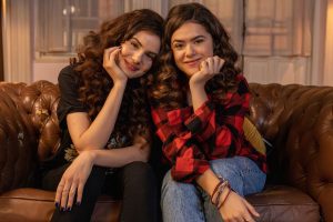 camila queiroz e maisa silva como anita em de volta aos 15, da netflix