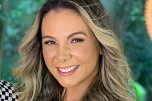 Carla perez sorridente e de cabelos soltos