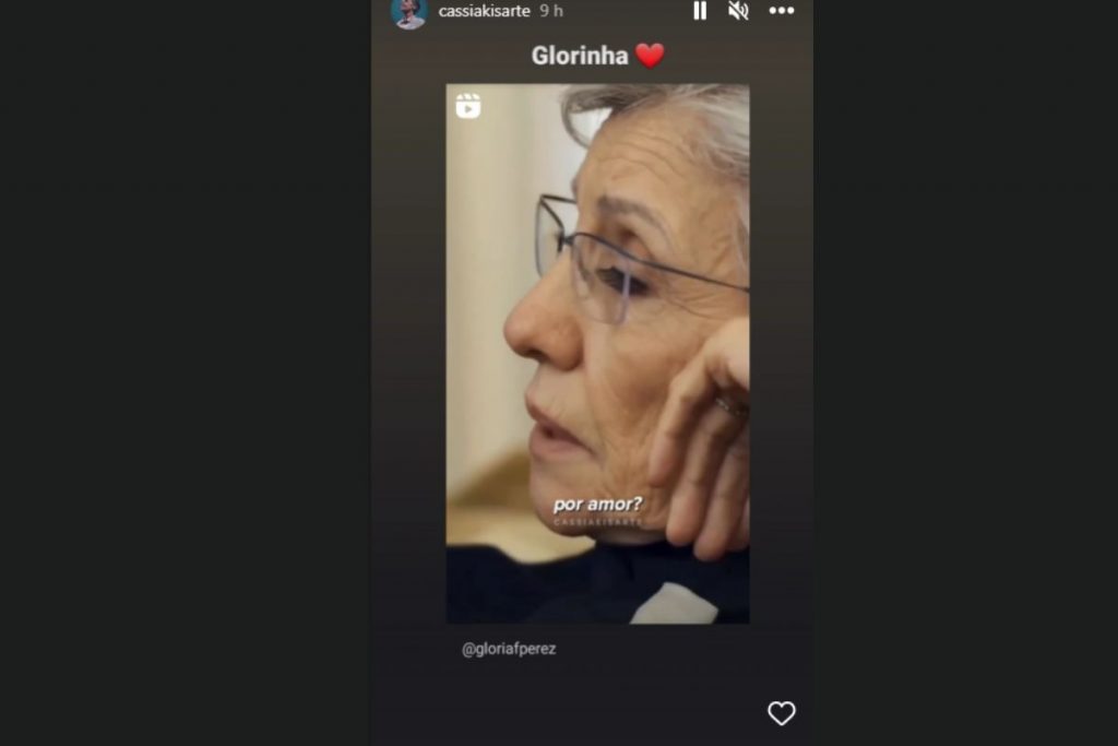 Cássia Kis responde ao carinho de Glória Perez