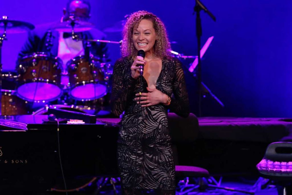 Cheyenne Elliott abrindo show da avó, Dionne Warwick