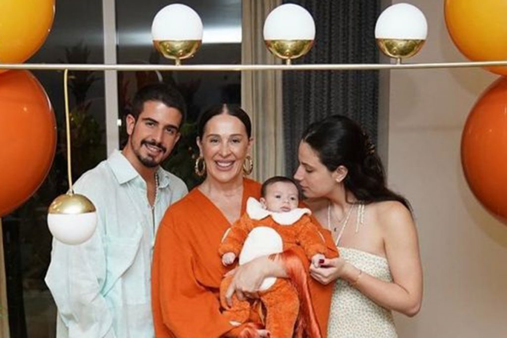 Claudia Raia com os filhos Enzo, Sophia e Luca