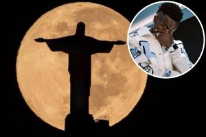 Cristo Redentor apagado em homenagem a Vinicius Junior