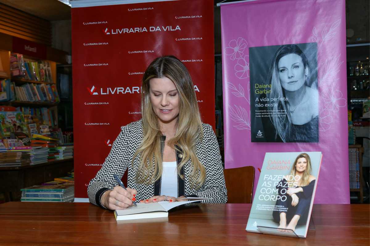 Daiana Garbin autografando livro em evento