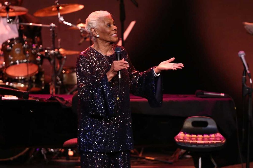 Dionne Warwick cantando em show no Theatro Municipal do Rio de Janeiro