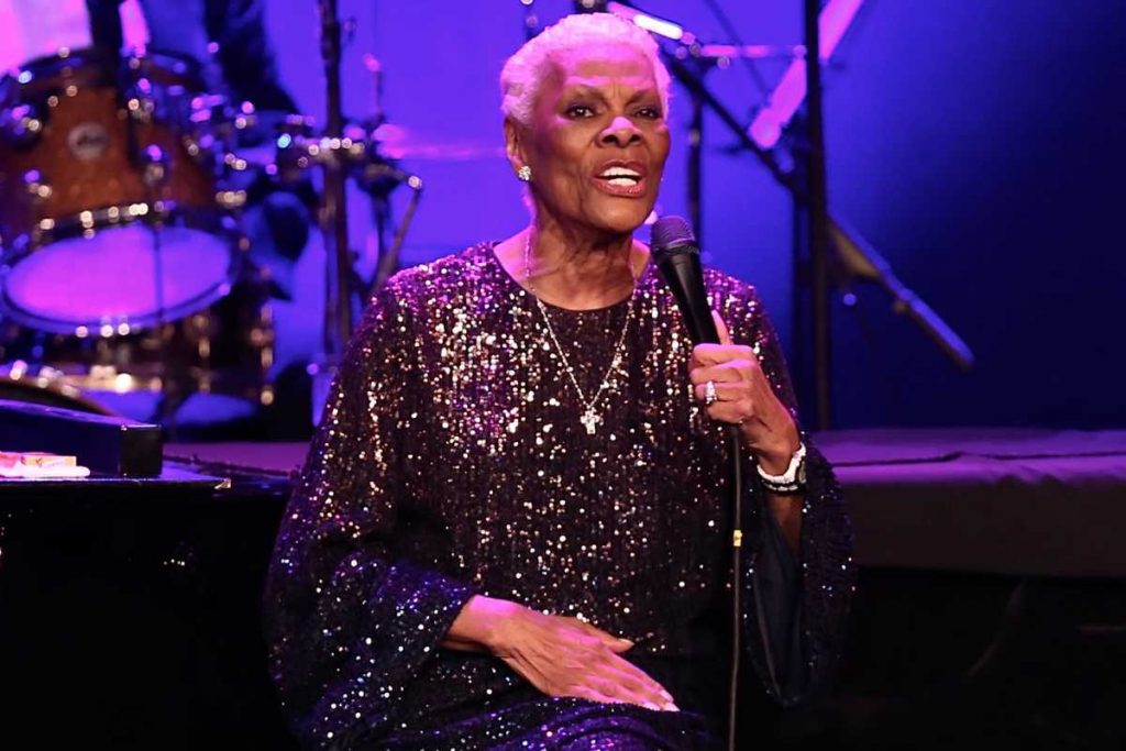 Dionne Warwick cantando em show no Theatro Municipal do Rio de Janeiro