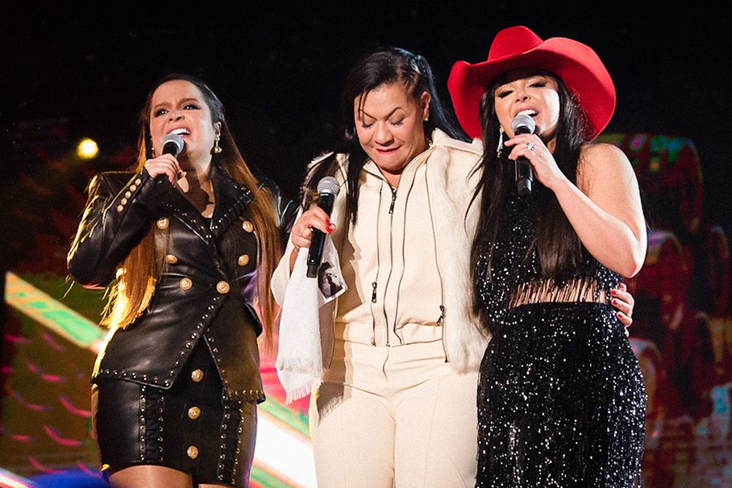 Maiara e Maraisa cantaram com Dona Ruth, mãe de Marília Mendonça, em show