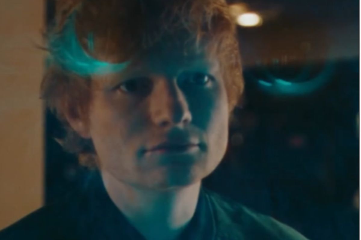 Ed Sheeran com olhar mais sério