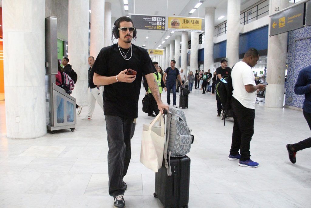 Enzo Celulari foi fotografado em aeroporto