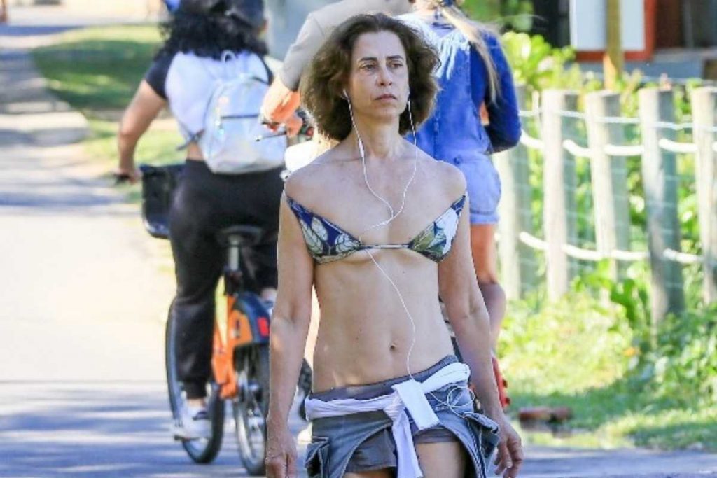 Fernanda Torres caminhando na Lagoa de Freitas