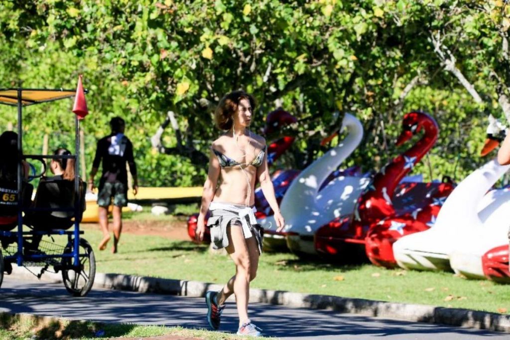 Fernanda Torres caminhando na Lagoa de Freitas