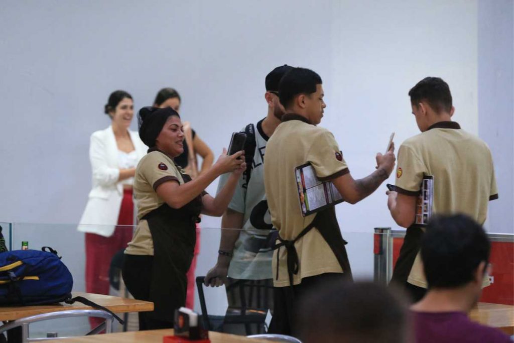 Fred tirando foto com fãs no aeroporto Santos Dumont