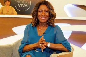 gloria maria sorridente em entrevista ao programa roda viva