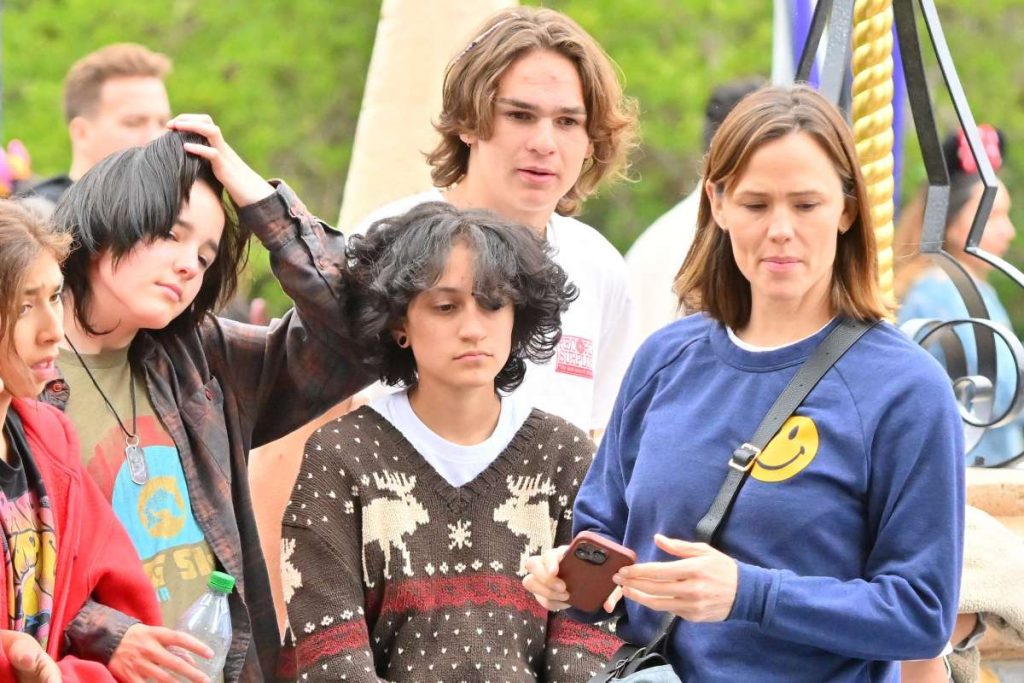 Jennifer Garner com seus filhos e a filha de Jennifer Lopez na  Disney da Califórnia.
