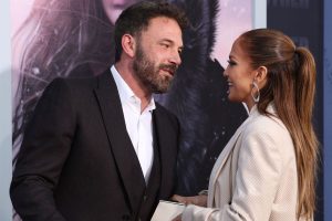 Jennifer Lopez e Ben Affleck interagindo na pré-estreia do filme a mãe