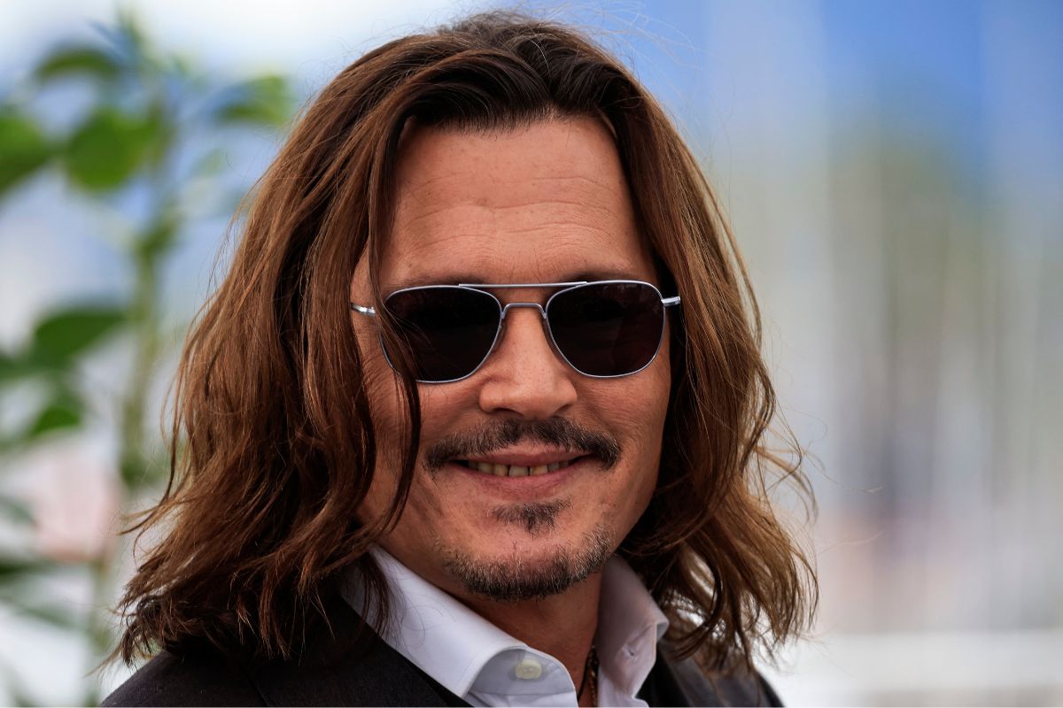 Johnny Depp sorri e deixa dentes estragados à mostra