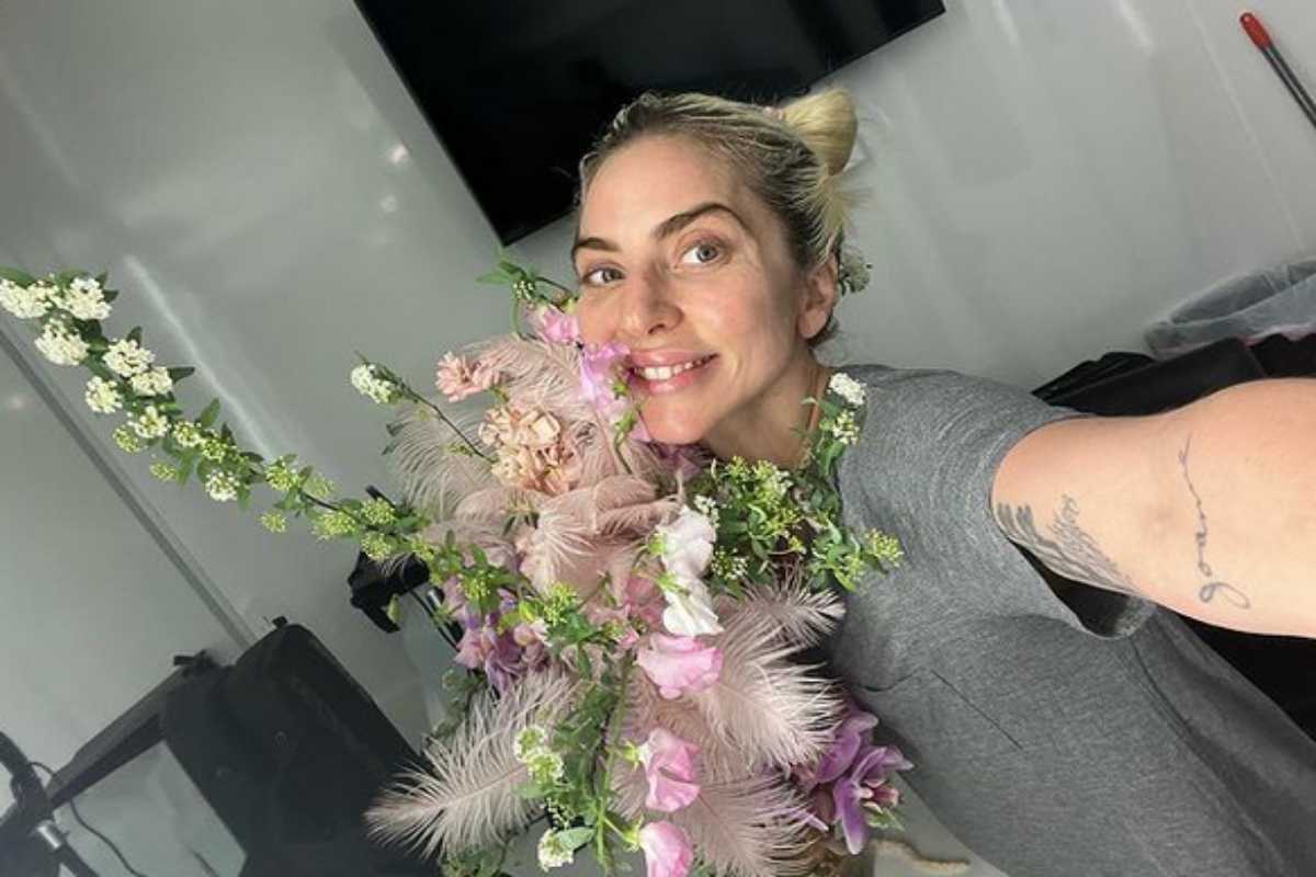 Lady Gaga, selfie com flores
