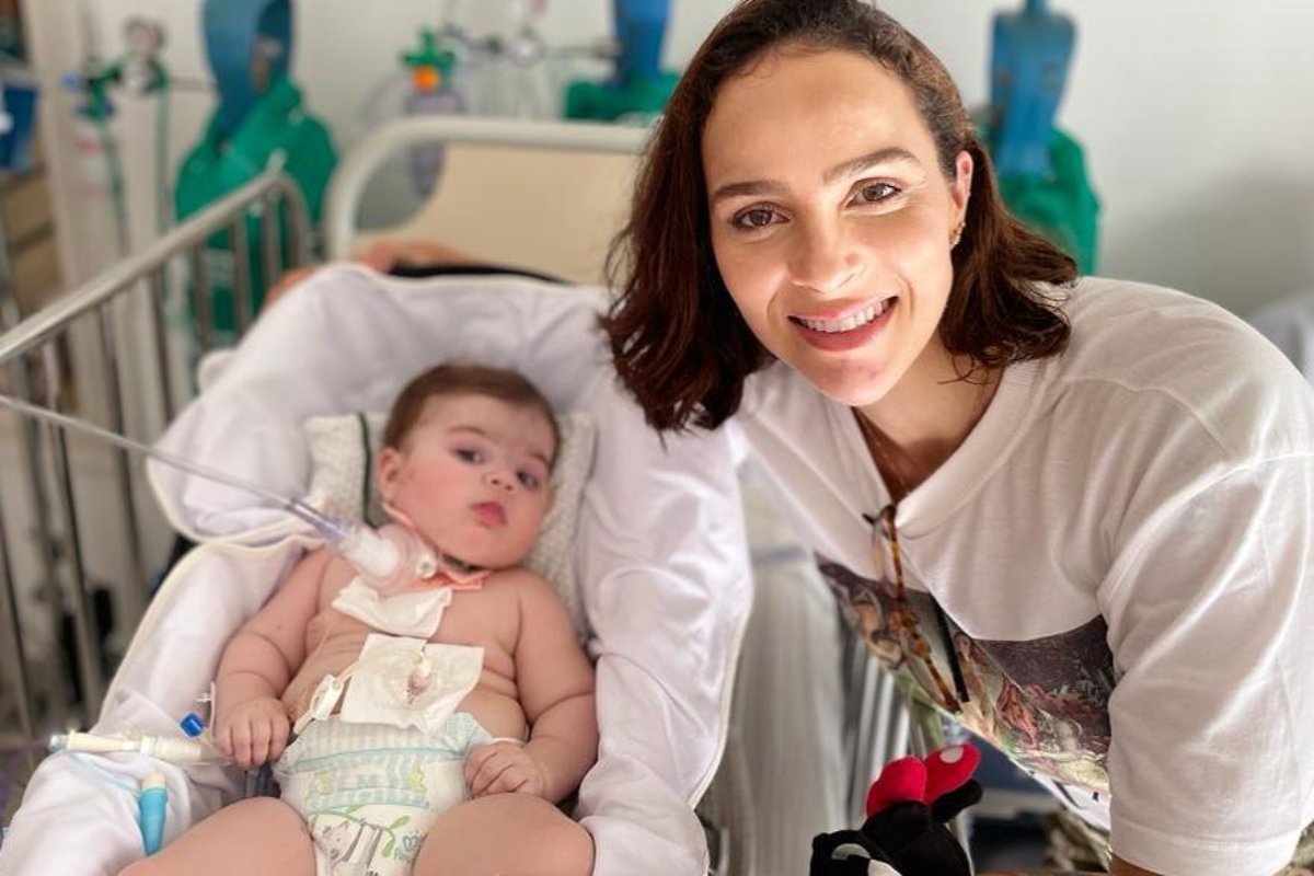 leticia cazarré posando coma filha maria guilhermina no hospital