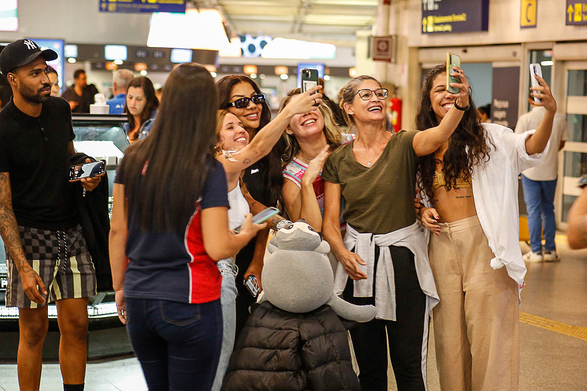 Ludmilla posa com fãs em aeroporto
