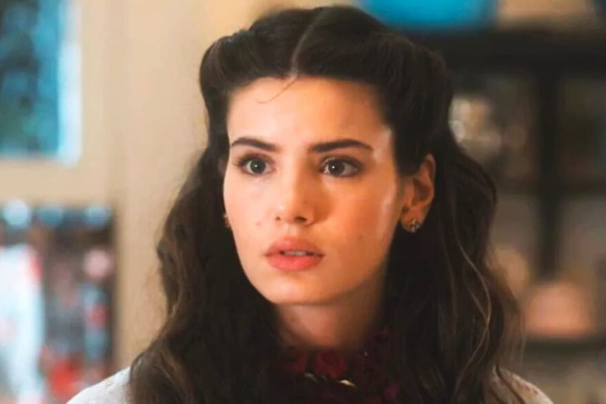 Marê (Camila Queiroz) com cara de susto em cena de 'Amor Perfeito'