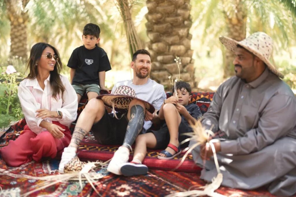 Messi e a família sentados no chão na Arábia Saudita 