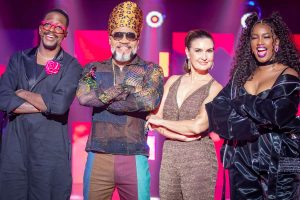 Mumuzinho, Carlinhos Brown, Fátima Bernardes e IZA na fase de Batalhas do "The Voice Kids"