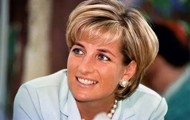 Princesa Diana com look azul claro, sorridente