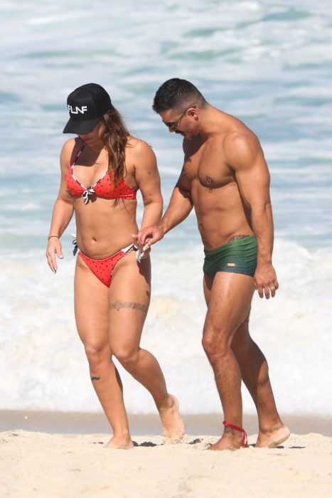 Priscila Fantin E Bruno Lopes Beijam Muito Em Praia Na Barra Da Tijuca