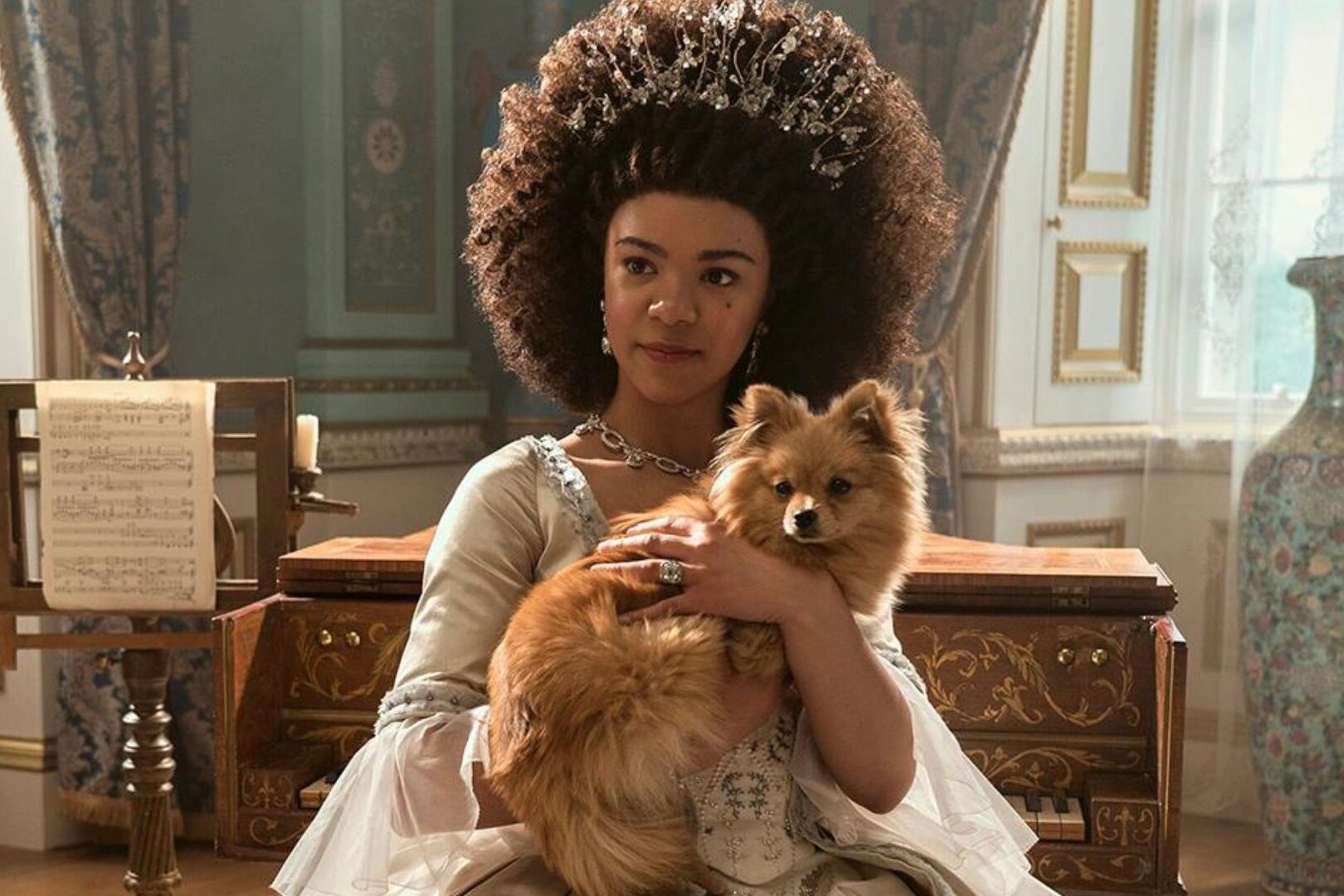 Rainha Charlotte segurando um gato