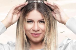 retrato de marília mendonça mexendo em tiara na cabeça