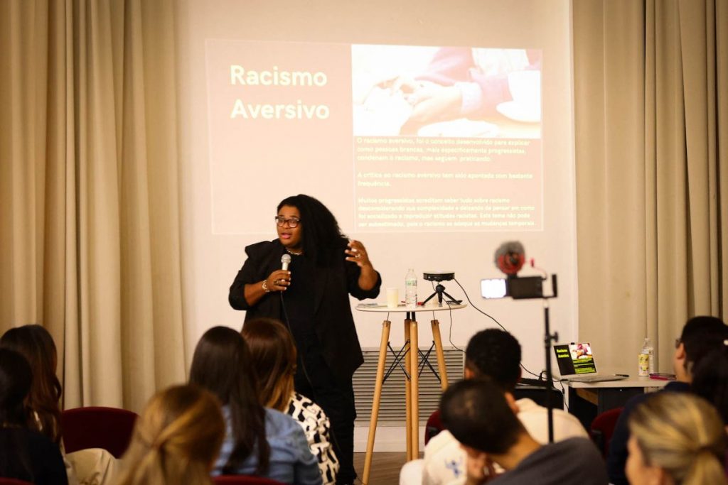 sabrina sato em palestra antirracista