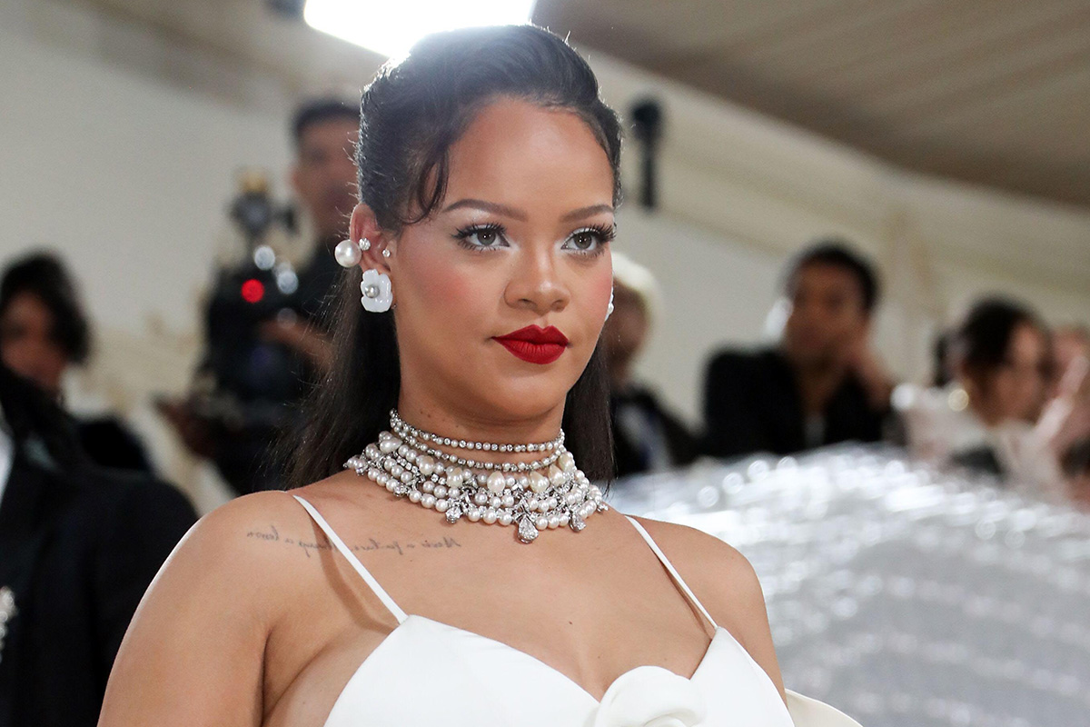 Grife de Rihanna causa polêmica ao lançar linha de calças que