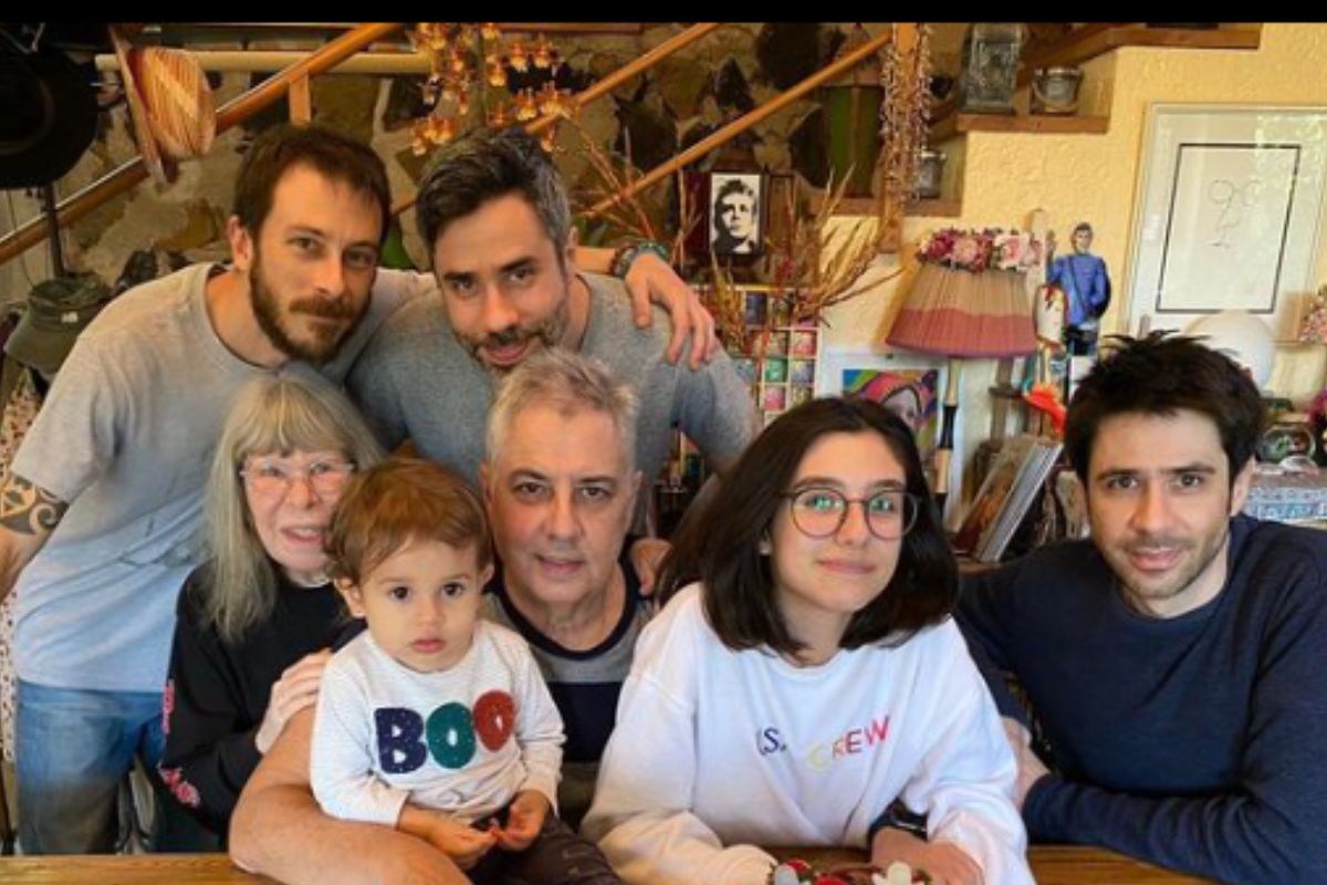 Rita Lee com o marido, Roberto de Carvalho, os filhos e os netos, em foto, na mesa