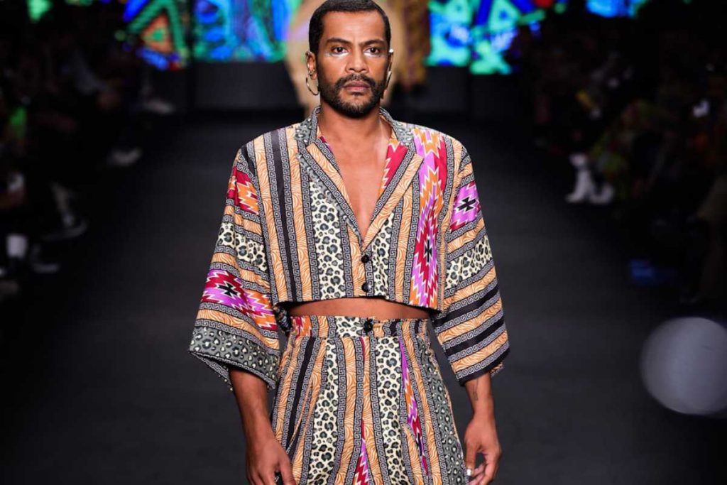 Samuel de Assis desfilando pela Meninos Rei na SPFW