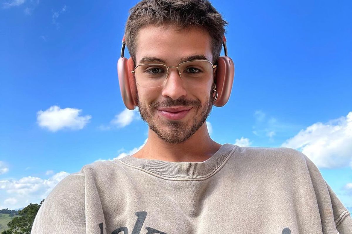 selfie de joão guilherme de barba e usando fone de ouvidos