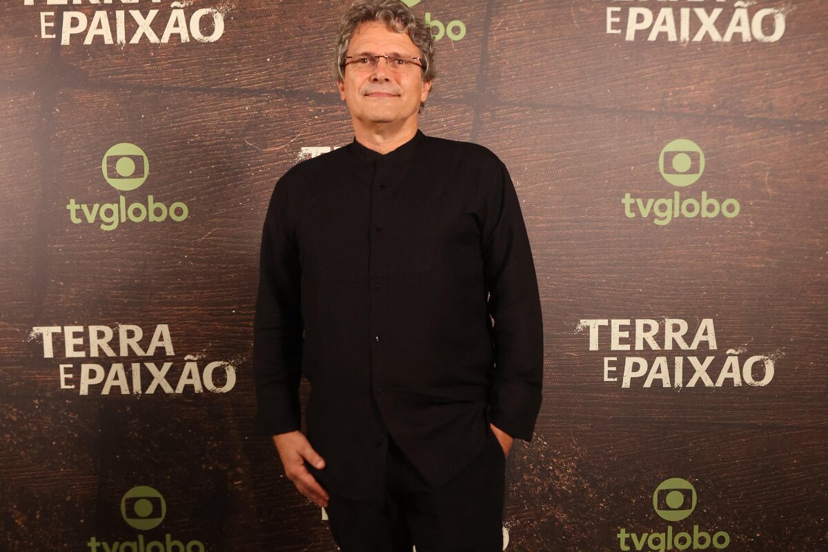Luiz Henrique Rios, diretor de Terra e Paixão, de roupa preta