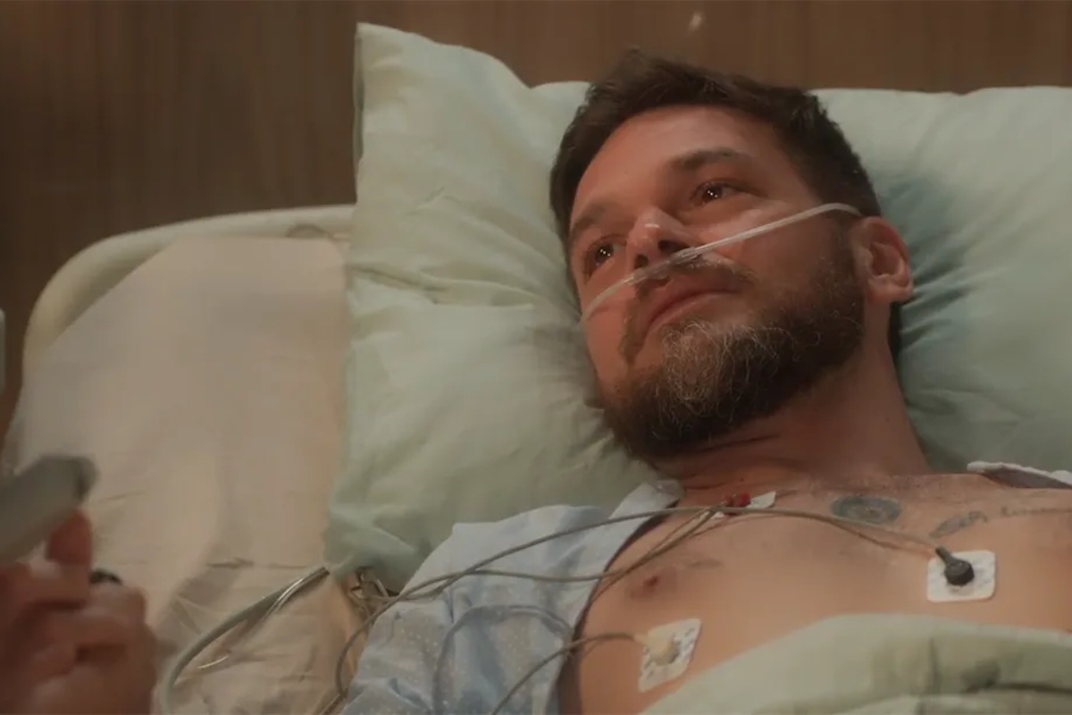 Theo (Emilio Dantas) internado em hospital após levar um tiro em "Vai na Fé"