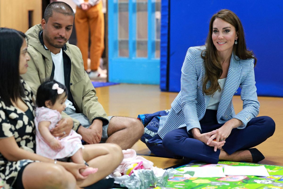 Kate Middleton com famílias em uma fundação em Windsor