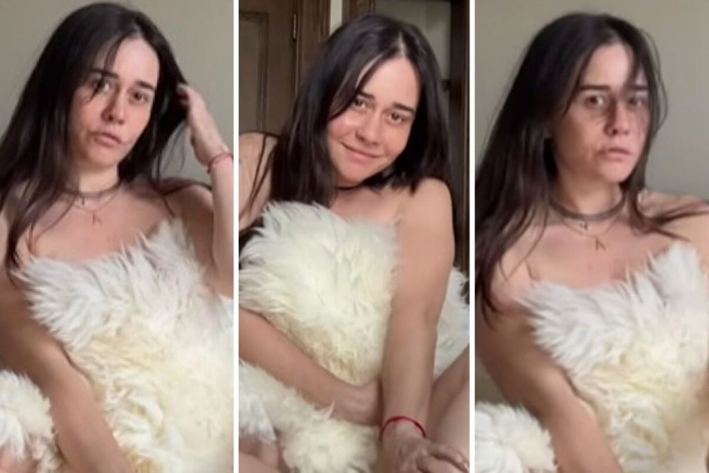 Alessandra Negrini cobrindo a nudez com almofada