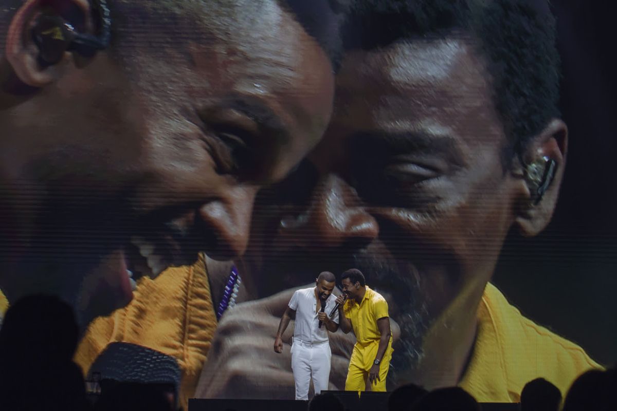 Alexandre Pires e Seu Jorge cantando de pertinho, no palco do Espaço das Américas, em São Paulo