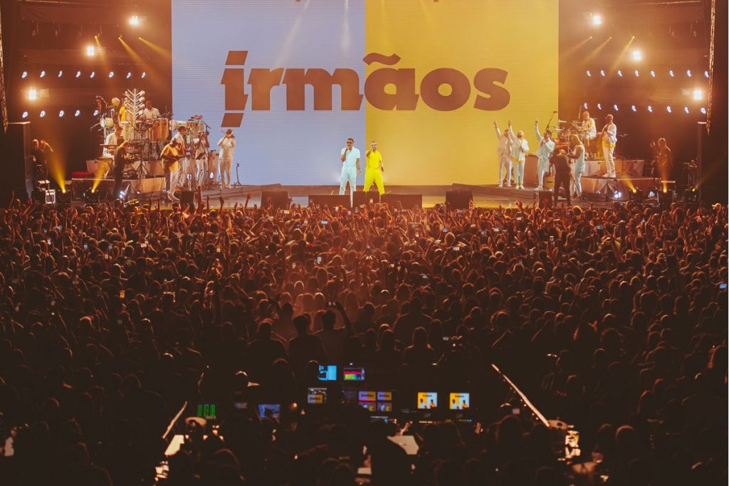 Espaço Unimed lotado para assistir o show Irmãos, com Seu Jorge e Alexandre Pires