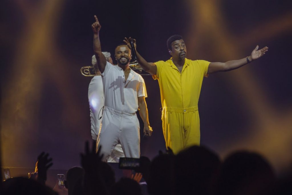 Alexandre Pires e Seu Jorge no palco do show Irmãos