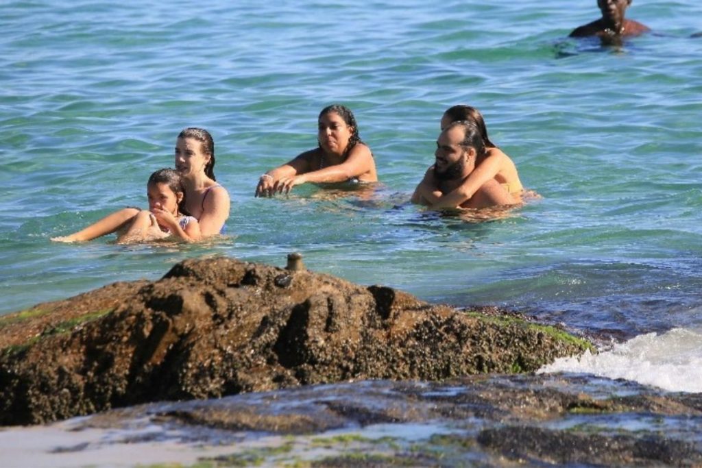 Alice Wegmann na praia de biquíni azul com Francisco Gil e Sol de Maria