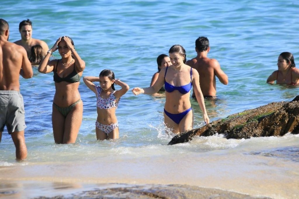 Alice Wegmann na praia de biquíni azul com Francisco Gil e Sol de Maria