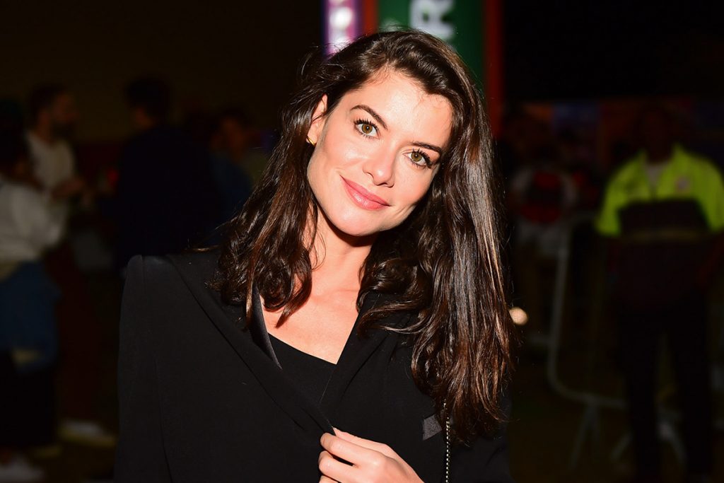 Alinne Moraes marcou presença no evento e fez questão de posar para fotos