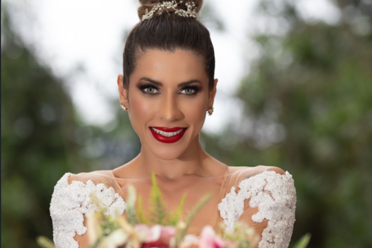 Ana Paula Minerato vestida de noiva com buquê de flores naturais