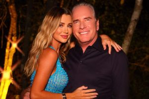 ana paula siebert posando abraçada com roberto justus