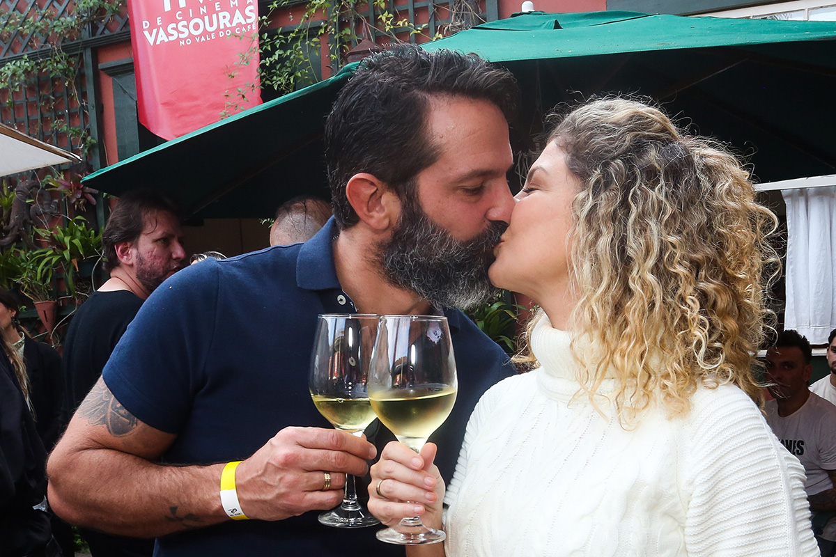 Iran Malfitano e Bárbara Borges trocaram muitos beijos em evento