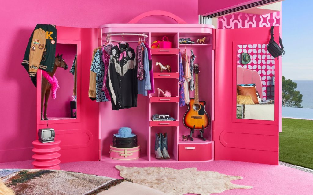 Casa da Barbie, em Malibu, tem um closet especialmente montado com roupas do Ken