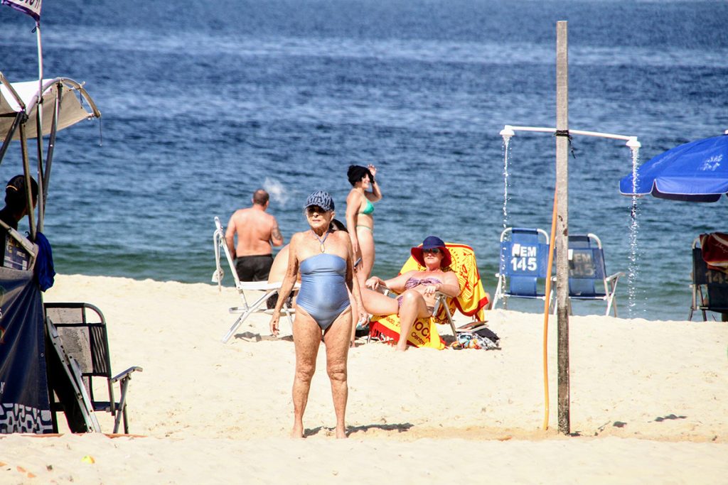 Betty Faria também aproveitou o dia na praia