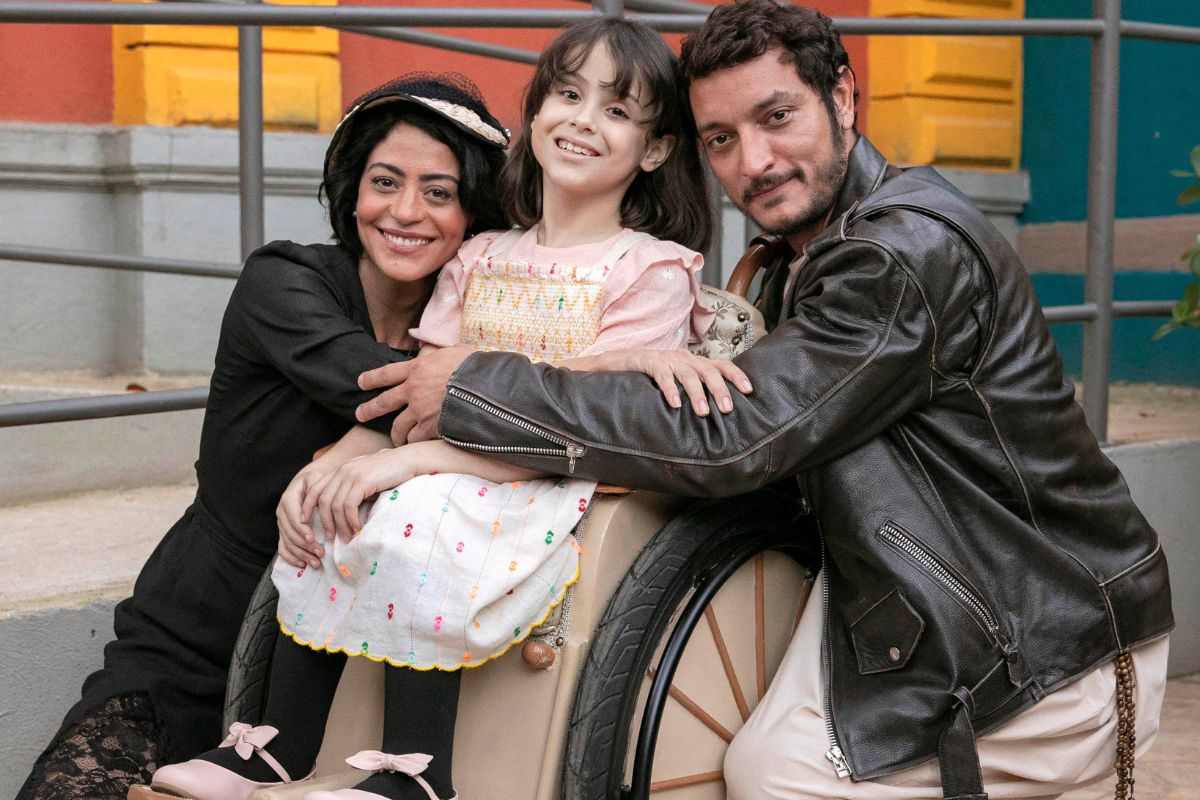Darlene (Carol Castro), Clara (Vitória Pabst) e Frei João (Allan Souza Lima) nos bastidores de Amor Perfeito
